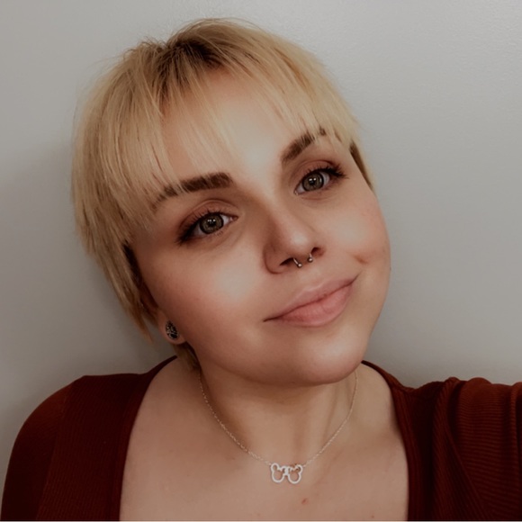 Meet your Posher, Courtney - Picture 1 of 1